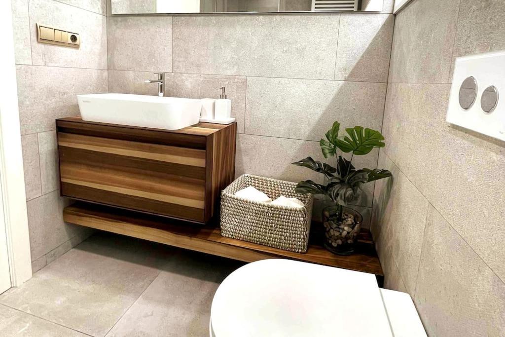 H7072 Luxury Apartment